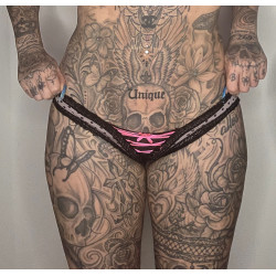 Tanga mit pinker Schnürung...