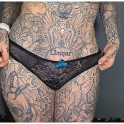 Schwarzer Tanga mit blauer...